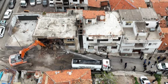 İzmir'in göbeğindeki metruk binalar tarih oluyor haberi