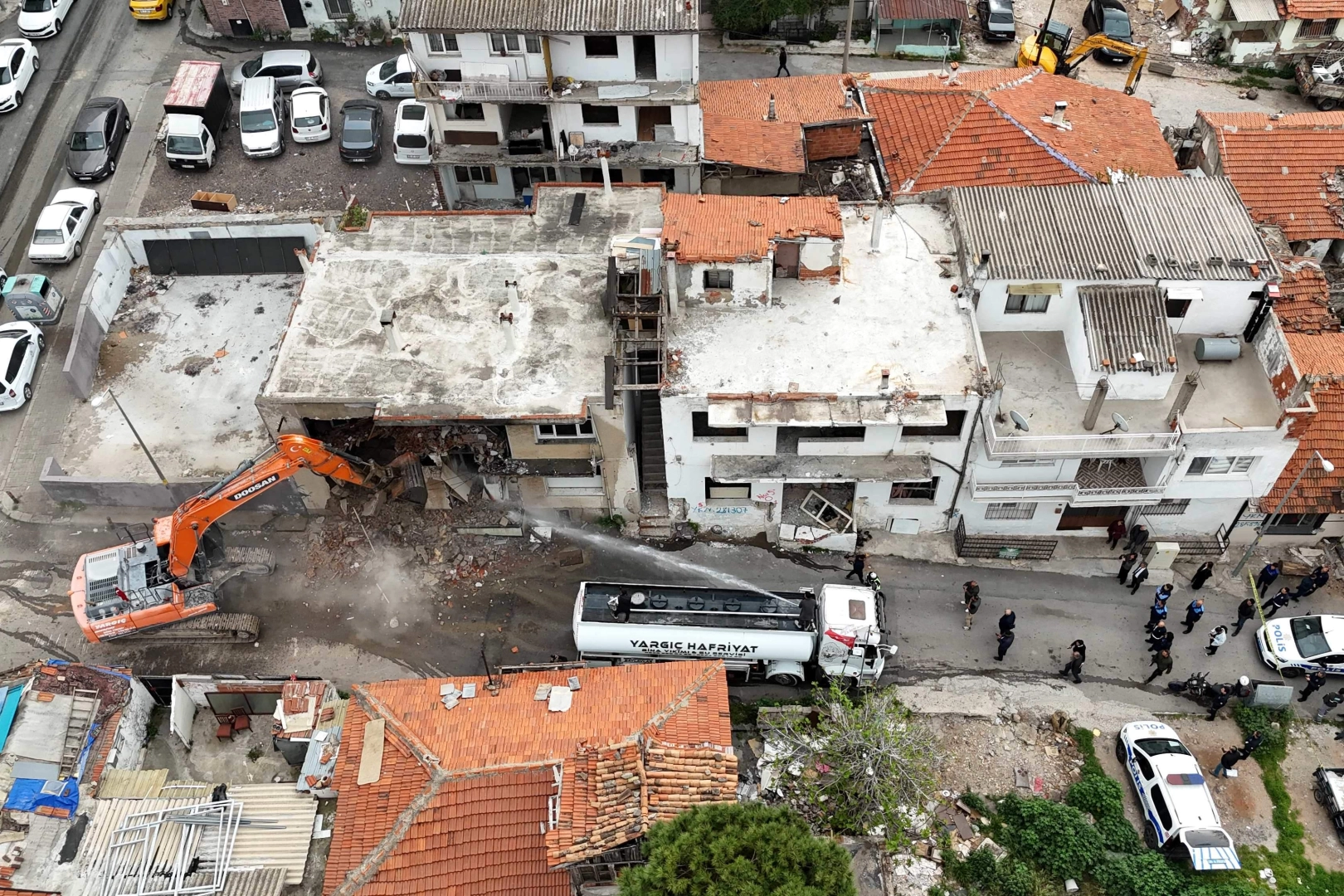 İzmir'in göbeğindeki metruk binalar tarih oluyor haberi
