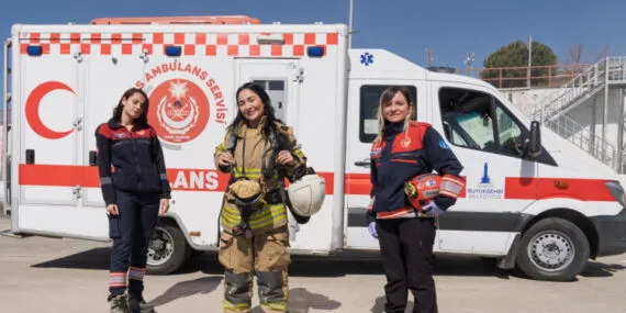 İzmir’in cesur kadınları… Her zorluğun üstesinden geliyorlar haberi