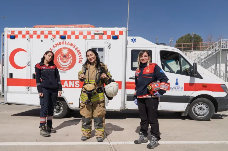 İzmir’in cesur kadınları... Her zorluğun üstesinden geliyorlar haberi