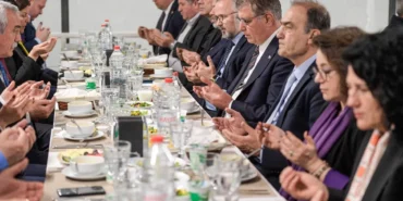 İzmirli meclis üyeleri aynı sofrada iftar yaptı haberi