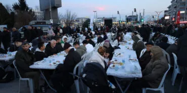 İzmit Belediyesi'nin Mobil Aşevi yüzlerce kişiyi ağırladı haberi