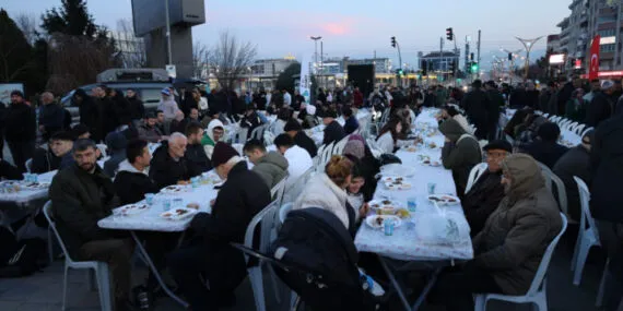 İzmit Belediyesi'nin Mobil Aşevi yüzlerce kişiyi ağırladı haberi