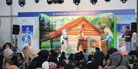 İzmit Kent Meydanı'nda çocuk kahkahaları yükseliyor haberi