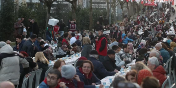 İzmit'te Başkan Hürriyet, vatandaşlarla buluştu haberi