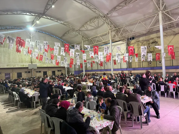 İzmit'te halk iftarında Başkan Hürriyet Akmeşeliler'le buluştu haberi