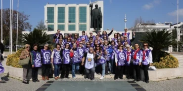 Kadınlar Efes Selçuk sokaklarında zincir oluşturdu haberi