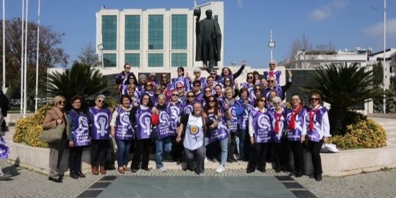 Kadınlar Efes Selçuk sokaklarında zincir oluşturdu haberi