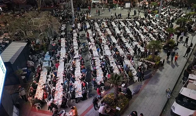 Kadir Gecesi İftarında Burhaniyeliler Cumhuriyet Meydanı'nda Buluştu haberi