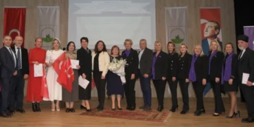 Kahraman hekimlerin hayatını meslektaşları Bursa Osmangazi'de oyunla anlattı haberi