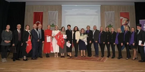 Kahraman hekimlerin hayatını meslektaşları teatral oyunla anlattı haberi