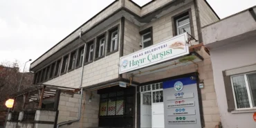 Kayseri Talas'ta ulu çınarlara un desteği haberi