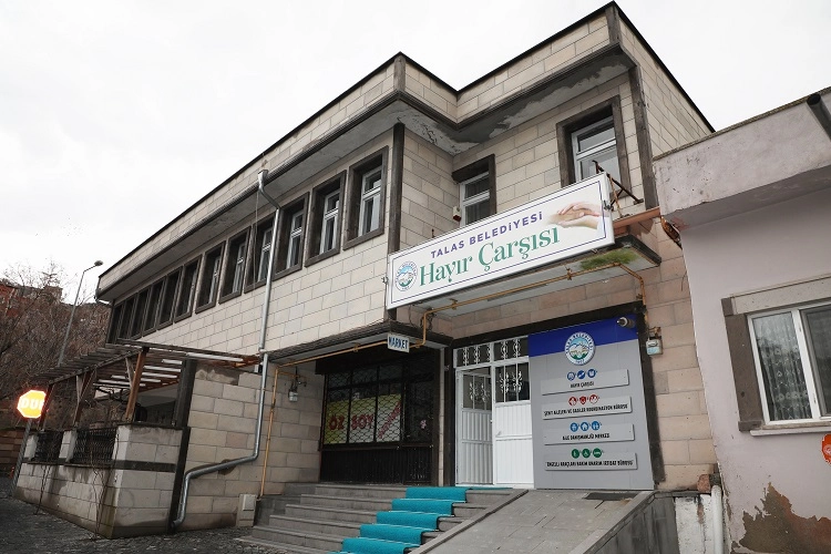 Kayseri Talas'ta ulu çınarlara un desteği haberi
