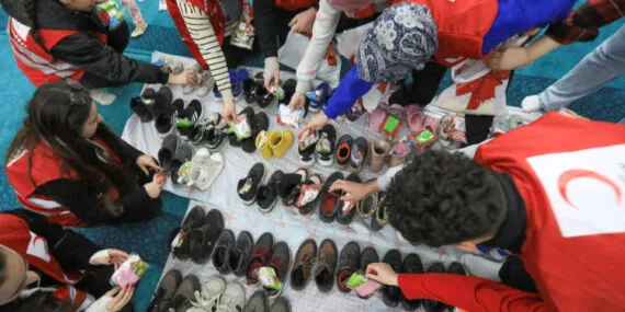 Kızılay gönüllülerinin ayakkabılara bıraktığı hediyeler yüz güldürdü haberi