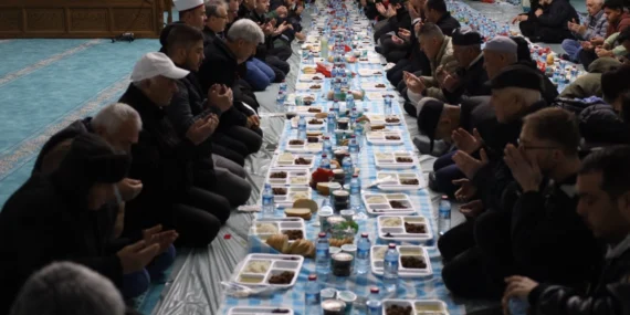 Kocaeli Büyükşehir’in iftar sofrası bu kez Balkanlarda kuruldu haberi