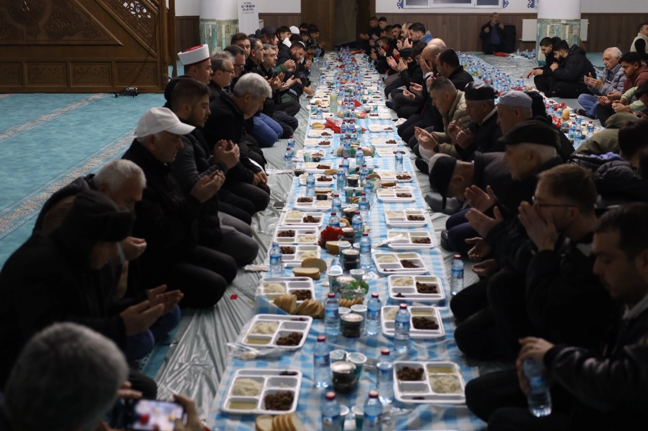 Kocaeli Büyükşehir’in iftar sofrası bu kez Balkanlarda kuruldu haberi