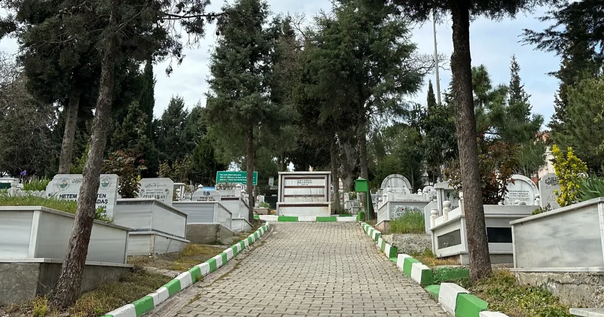 Kocaeli Çayırova’da mezarlıklarda bakım gerçekleştirdi haberi