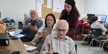 Konak’tan ileri yaştakilere akıllı telefon kullanma kursu   haberi