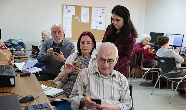Konak’tan ileri yaştakilere akıllı telefon kullanma kursu   haberi