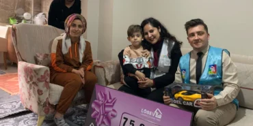LÖSEV’den lösemi ve kanserle mücadele eden çocuklara yardım çeki haberi