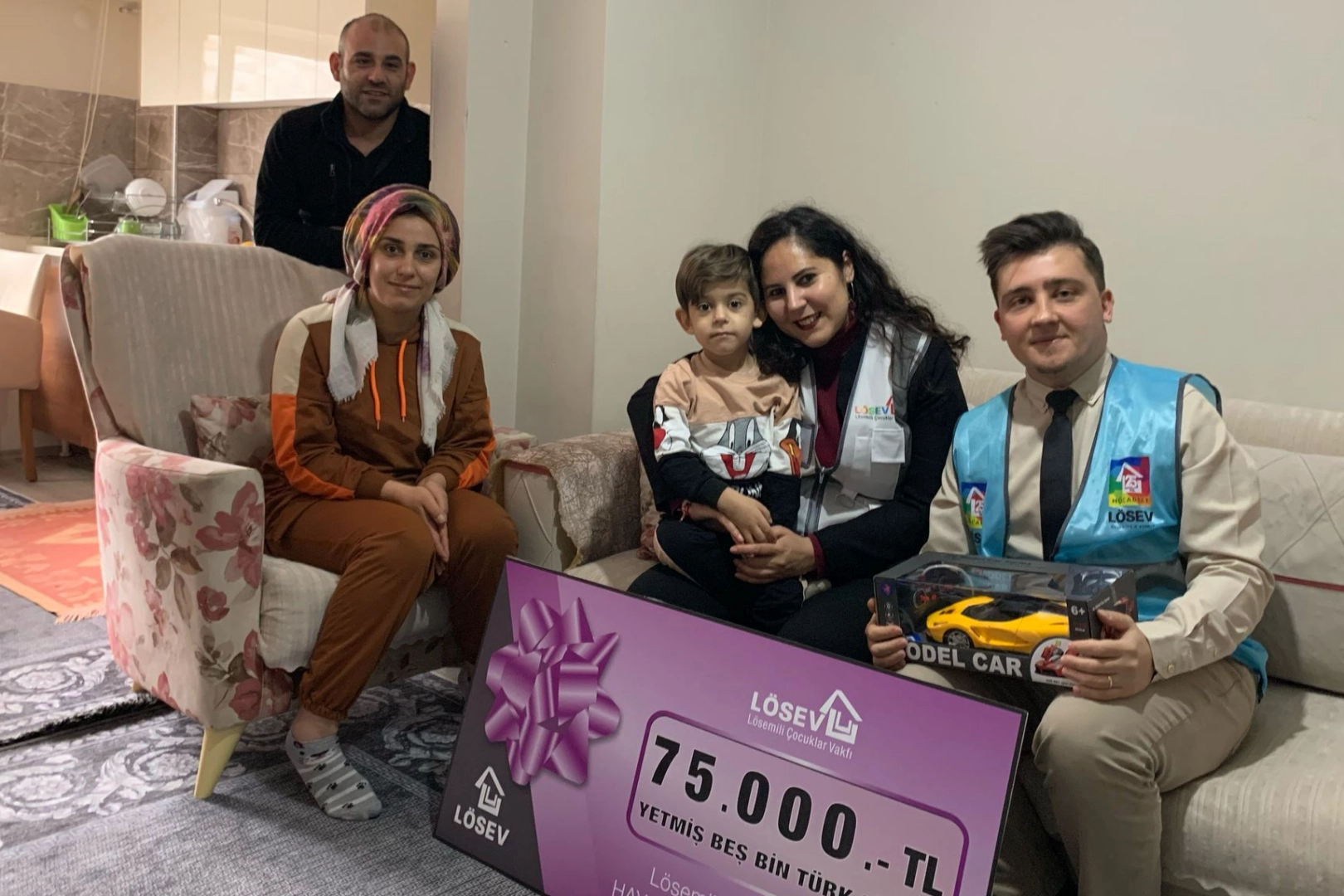 LÖSEV’den lösemi ve kanserle mücadele eden çocuklara yardım çeki haberi