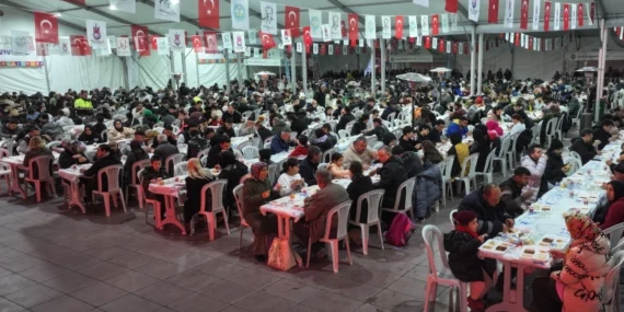 Manisa'da Ramazan bereketi: 4 bin kişiye iftar yemeği dağıtıldı haberi