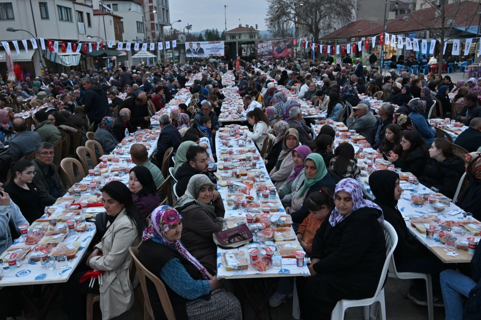 Manisa'da Ramazan’ın bereketini Köprübaşı’nda paylaştı haberi