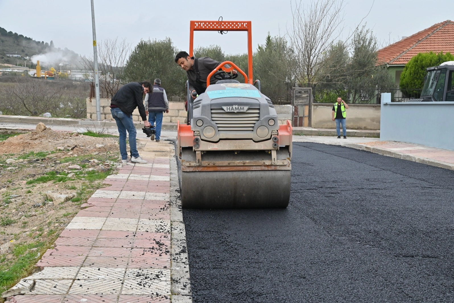 Manisa'da Turgut Özal Mahallesi’nin yollarını yeniliyor haberi