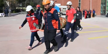 Manisa'da öğrencilere yYönelik deprem tahliye tatbikatı haberi
