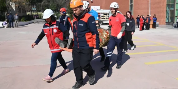 Manisa'da öğrencilere yYönelik deprem tahliye tatbikatı haberi