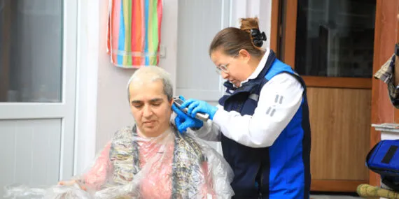 Muğla'da bayram tıraşı ile evlere misafir oluyor haberi