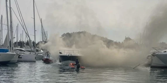 Muğla'da yat yangını! Acil Müdahale Tekneleri görev başında haberi