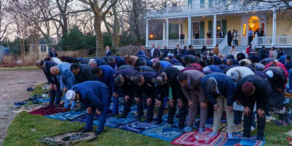 Müslümanlar, New York Belediye Başkanı'nın iftar yemeğini protesto etti haberi