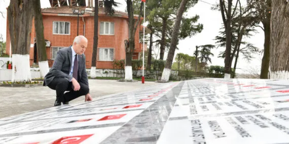 Mustafakemalpaşa'da şehitlik 18 Mart için yenilendi haberi
