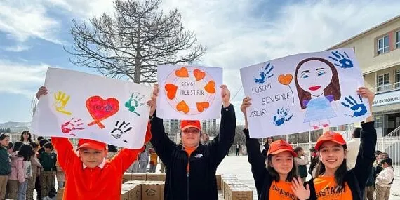 Öğrencilerden lösemili kardeşlerine koli koli mutluluk haberi