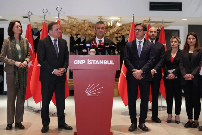 Özgür Özel: “Sütte leke var bizim başkanlarımızda yok” haberi