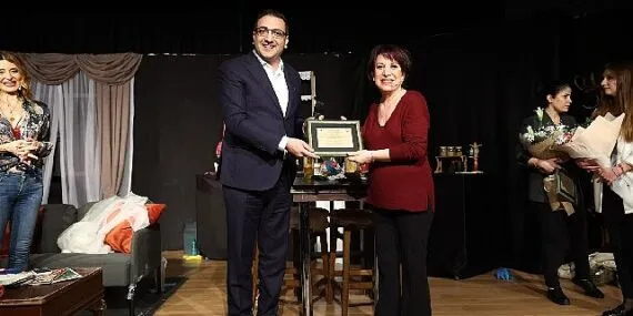 Plastik Aşklar'a ayakta alkış haberi