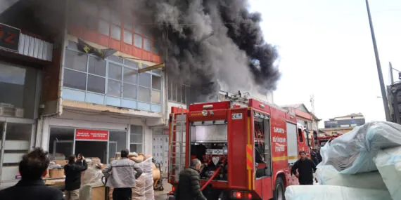 Sakarya'da Mobilyacılar Çarşısı'nda yangın haberi