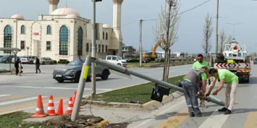 Sakarya'da kullanılamaz hale gelen trafik ışığına hızlı müdahale! haberi
