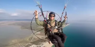 Saros'ta eski gazeteciden paramotorla manevi uçuş haberi