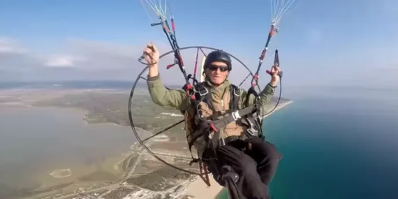 Saros'ta eski gazeteciden paramotorla manevi uçuş haberi