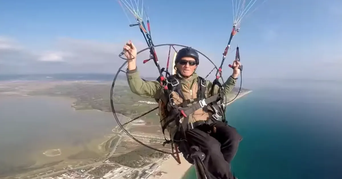 Saros'ta eski gazeteciden paramotorla manevi uçuş haberi