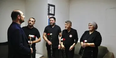 Tıp Bayramı’nda Sağlık Çalışanlarına Karanfil Dağıtıldı haberi