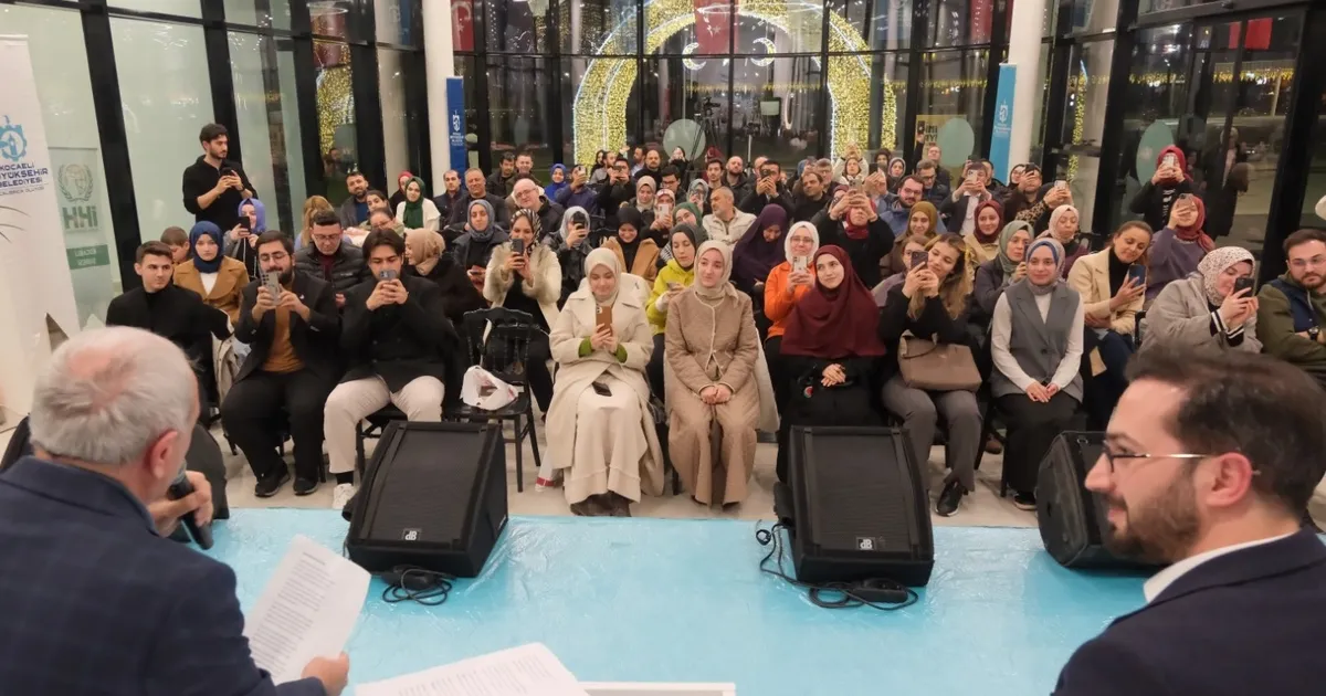 Ünlü yazar, Kocaeli’de konuk olduğu söyleşide gençlere seslendi! haberi