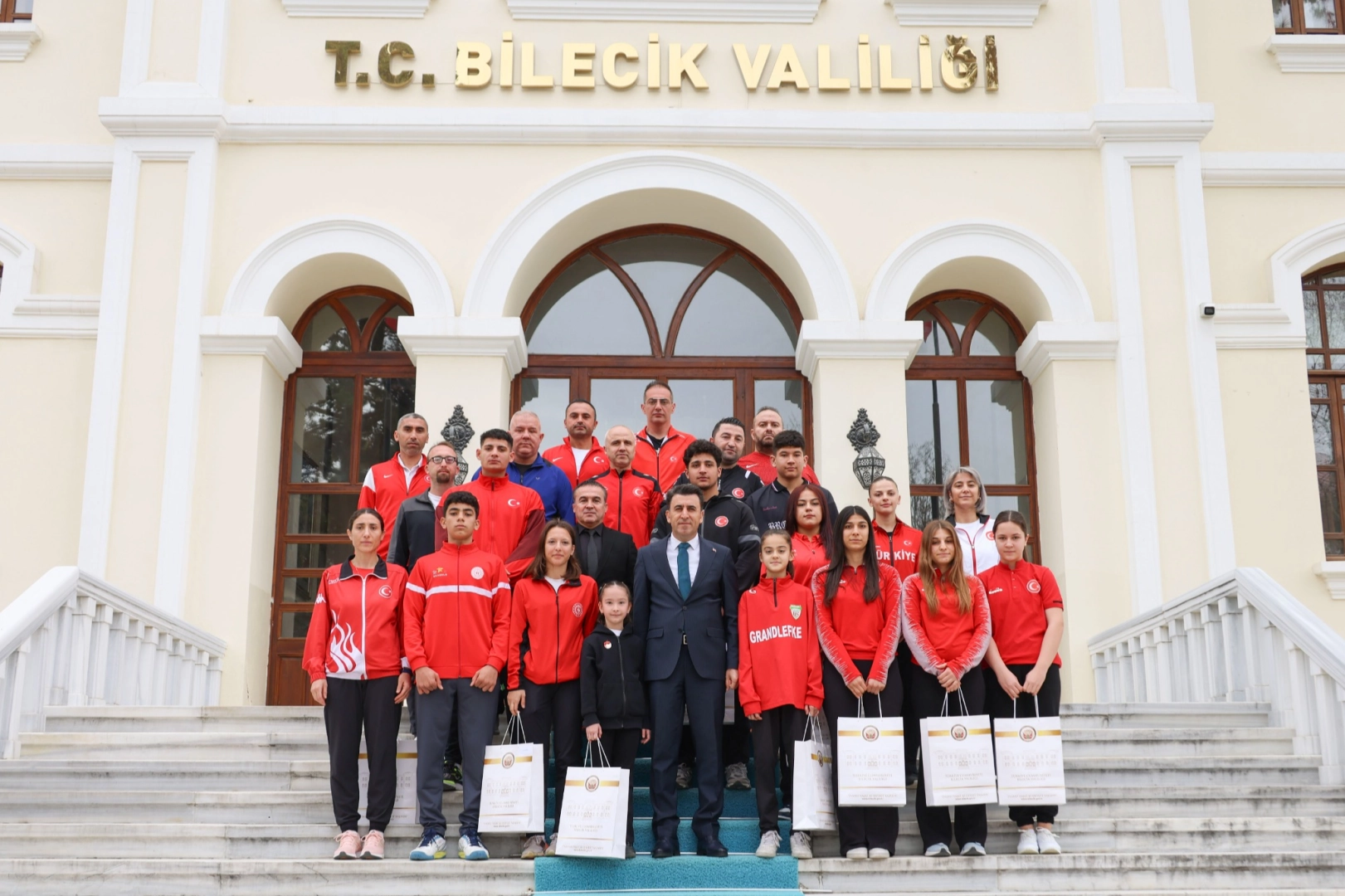 Vali Aygöl, Bilecik’in gururlarını ağırladı haberi