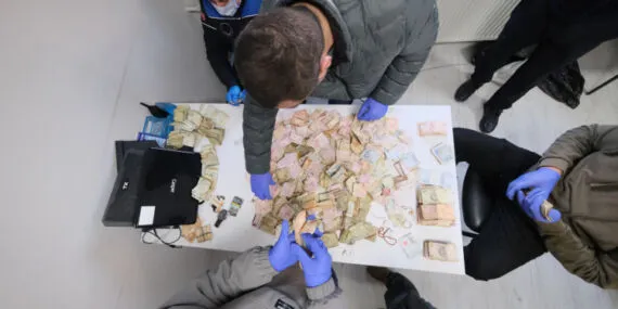 Yalova'da dilenci operasyonu: Üzerinden çıkan paraları 6 zabıta saydı! haberi