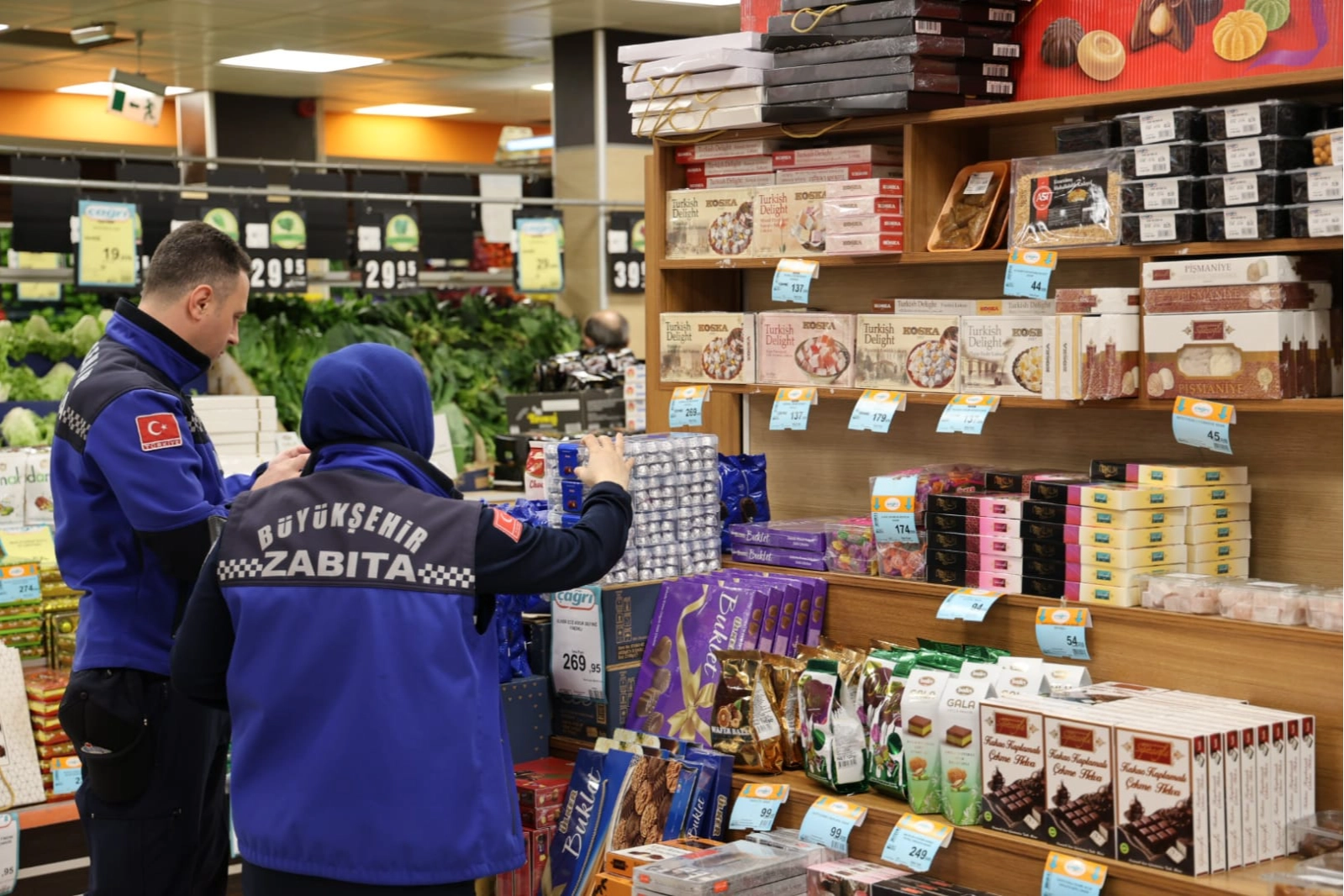 Zabıtadan çikolata baskını haberi
