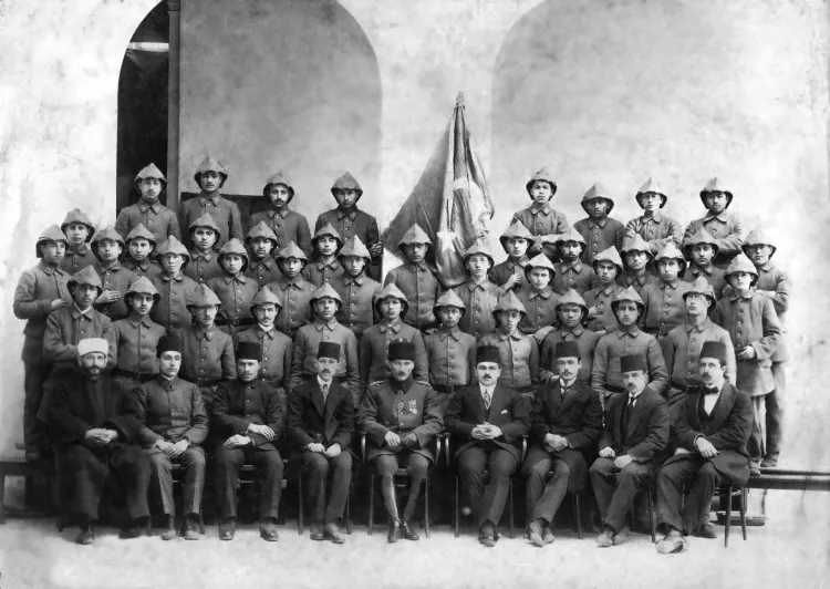 'Karanlıkta akan bir yıldız Mustafa Kemal Atatürk' sergisi Müze Gazhane'de haberi