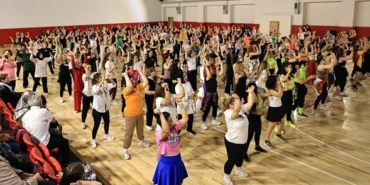 350 kadın kursiyer Dünya Dans Günü’nde zumba gösterisi yaptı haberi