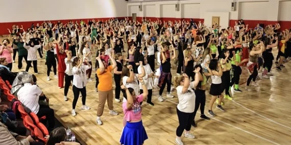 350 kadın kursiyer Dünya Dans Günü’nde zumba gösterisi yaptı haberi